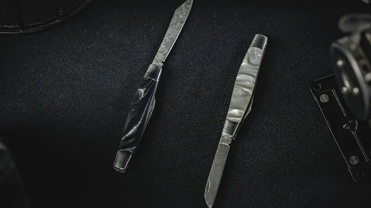 ARTISAN COLOR-CHANGING KNIVES